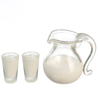 Milchkrug mit 2 Gläsern gefüllt