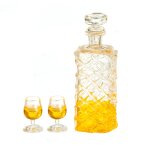 Tablett mit Cognac und 2 gefüllten Gläsern