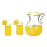 Limonade im Krug und 2 Gläser mit Zitronenscheiben