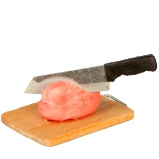 Schneidbrett mit Fleisch und Messer