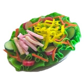 Salatplatte mit Wurststreifen