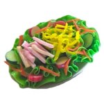 Salatplatte mit Wurststreifen