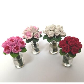 Vase Glas mit Rosen sortiert