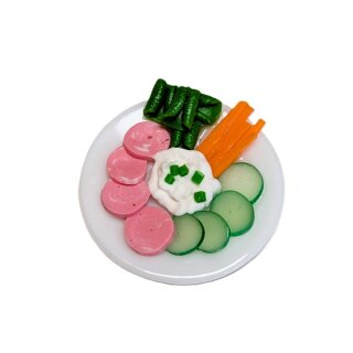 Teller mit Wurst und Gemüse