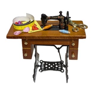 Nähmaschine dekoriert antik