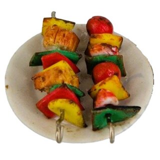 Grillspieße auf Teller