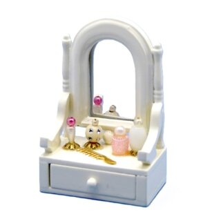 Badregal Schminktisch dekoriert