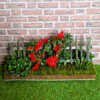 Kleiner Gartenzaun mit Kletterosen