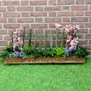 Kleiner Gartenzaun mit Blumenbeet