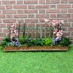 Kleiner Gartenzaun mit Blumenbeet