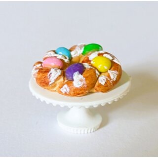 Osterkranz auf Kuchenständer