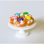 Osterkranz auf Kuchenständer